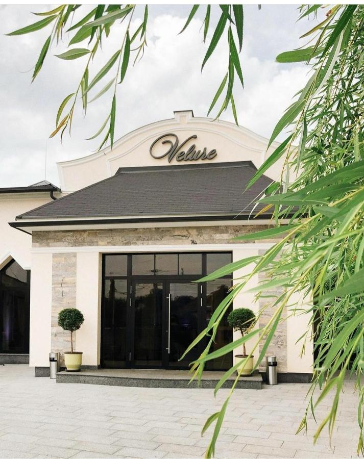 Hotel And Restaurant Velure Мукачево Екстер'єр фото